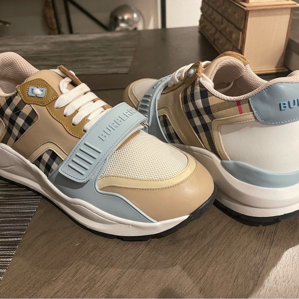 Burberry low top sneakers size 42 size 10 US WOMENS
